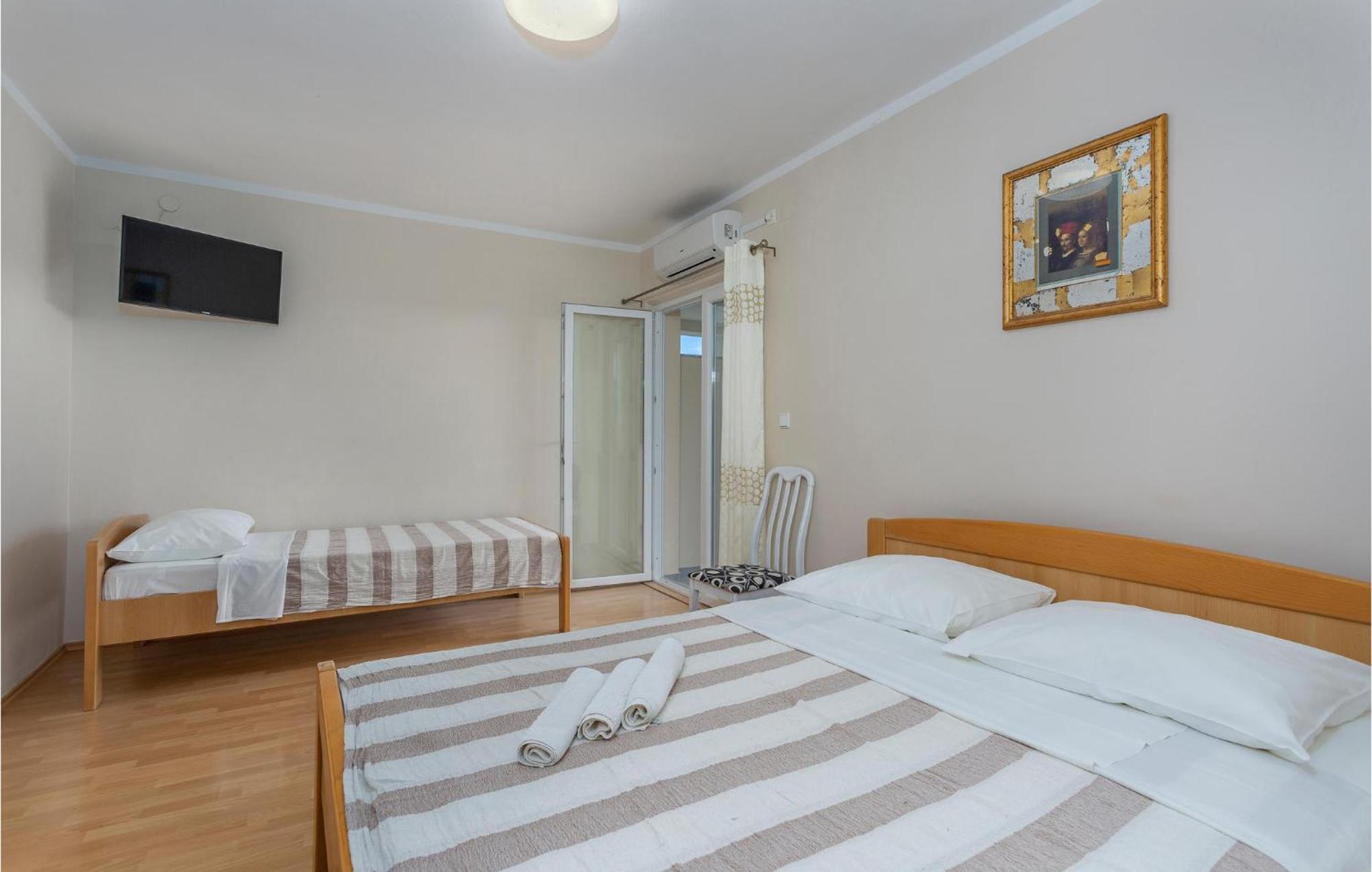 2 Bedroom Beautiful Apartment In Pinezici Exterior photo